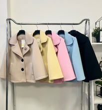 Kép betöltése a galériamegjelenítőbe: 8159 MARGARET elegáns átmeneti kabát brossal
