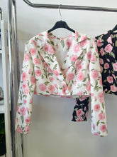 Kép betöltése a galériamegjelenítőbe: 32866 LILLA rózsás rövid állású kis kabát/ zakó
