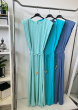 Kép betöltése a galériamegjelenítőbe: 57360 DORINA pliszírozott ruha
