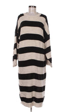 Kép betöltése a galériamegjelenítőbe: 20385 AZARAH csíkos kötött maxi ruha
