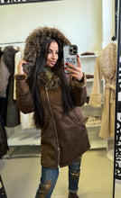 Kép betöltése a galériamegjelenítőbe: 8879 EVELYN camel műirha téli kabát
