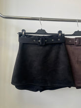 Kép betöltése a galériamegjelenítőbe: 43080 VENDY öves velúr hatású szoknya/sort
