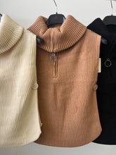 Kép betöltése a galériamegjelenítőbe: 3038 BIANCA cipzáros , oldalt gombos kötött mellèny
