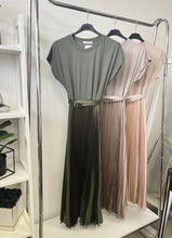 Kép betöltése a galériamegjelenítőbe: 3735 CLARA pliszírozott szoknyás ruha
