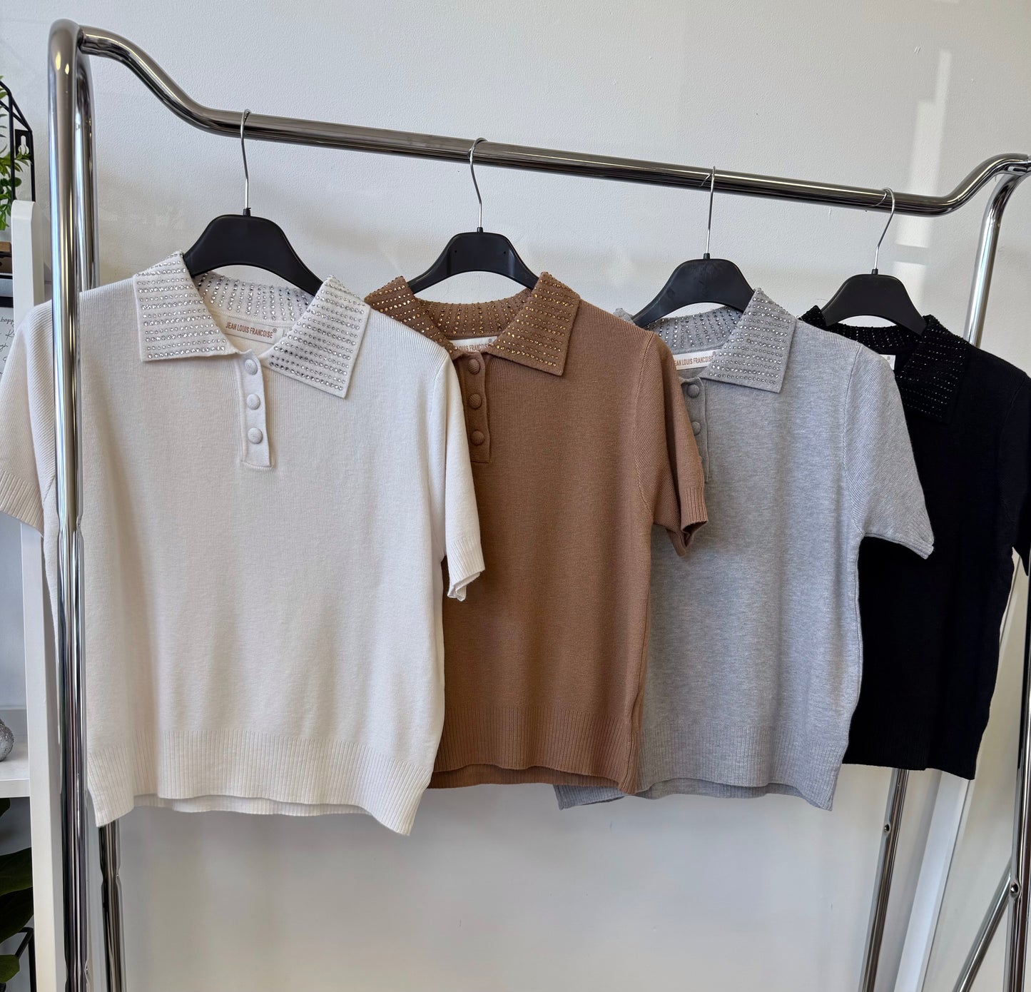 63550 MARA strasszköves galléros vékony kötésű rövid ujjú felső