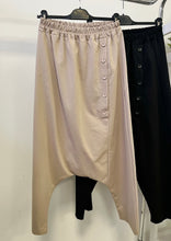 Kép betöltése a galériamegjelenítőbe: 8103 ITALY gombos extra ülepes pamut nadrág
