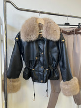 Kép betöltése a galériamegjelenítőbe: 56105 MELANI szőrmés műbőr kabát
