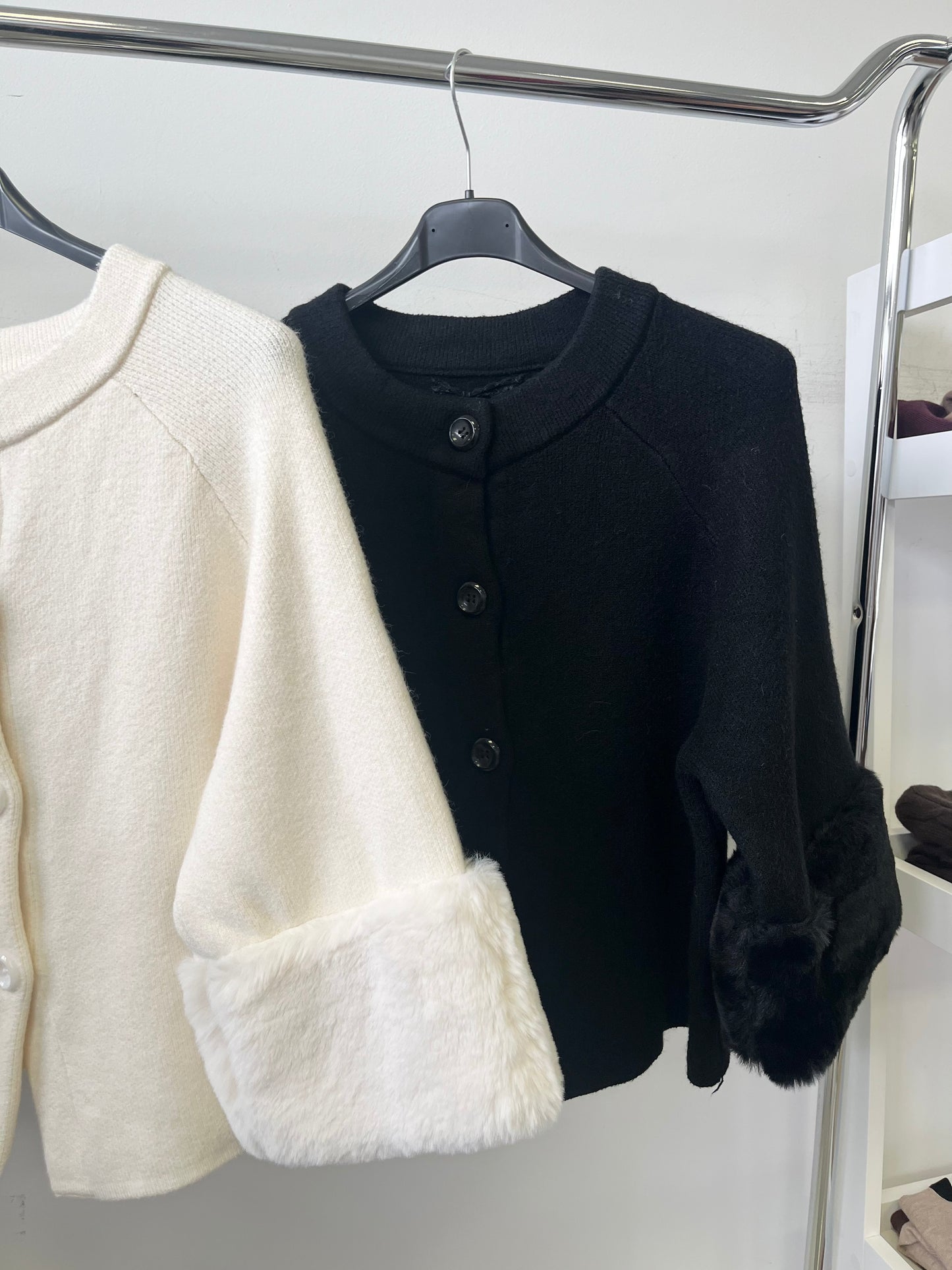9098 ANY szőrmés ujjú gombos oversize kardigán / felső