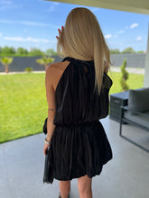 Kép betöltése a galériamegjelenítőbe: 3721 LORETTA fényes szatėn miniruha
