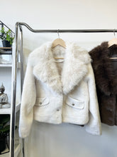 Kép betöltése a galériamegjelenítőbe: 8792 MELISSZA műszőrme kisbunda
