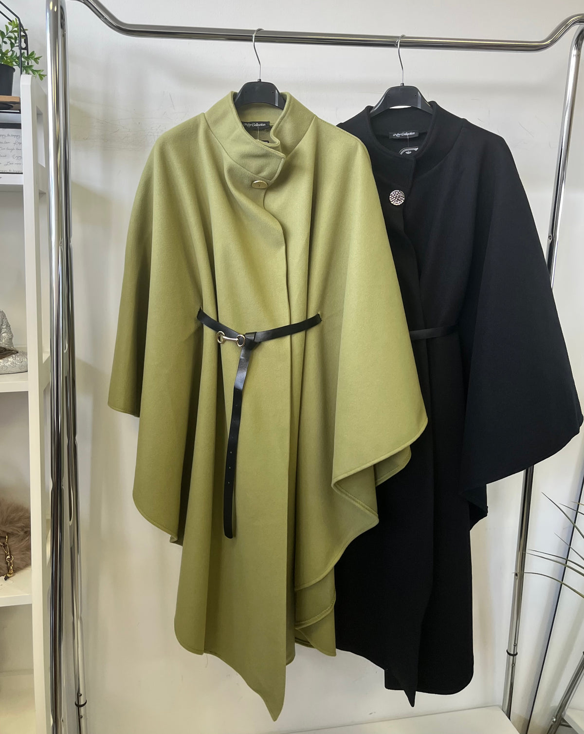 26388 AMORA elegáns hosszú poncsó övvel