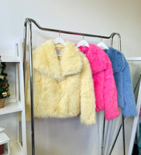 Kép betöltése a galériamegjelenítőbe: 9411 LISA műszőrme bunda
