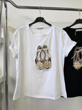 Kép betöltése a galériamegjelenítőbe: 7330 FLOWER SHOES pamut póló
