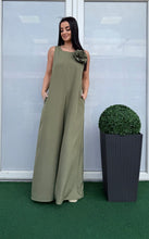 Kép betöltése a galériamegjelenítőbe: 58087 LIDIA zsebes extra bőszárú overál brossal
