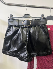 Kép betöltése a galériamegjelenítőbe: 18257 HELLA öves fényes műbőr sort
