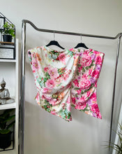 Kép betöltése a galériamegjelenítőbe: 38411 VIRÁG mintás oldalt húzott felső válltömővel
