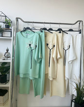 Kép betöltése a galériamegjelenítőbe: 6338-1052 LISSA szett virág dísszel
