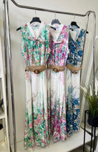 Kép betöltése a galériamegjelenítőbe: 17178 MARIANN virágos masnis nyakú vászonruha
