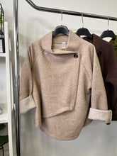 Kép betöltése a galériamegjelenítőbe: 33512 MELBA átlapolt kiskabát
