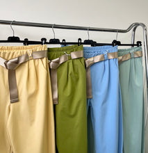 Kép betöltése a galériamegjelenítőbe: 7048/52693 HAILEY gombos szárú nadrág
