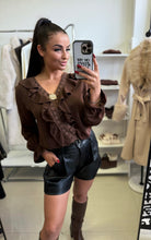 Kép betöltése a galériamegjelenítőbe: 8738 PETRA fodros blúz brossal

