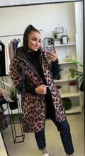 Kép betöltése a galériamegjelenítőbe: 05601 LEOPARD oversize steppelt kabàt
