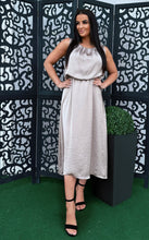 Kép betöltése a galériamegjelenítőbe: 12185 BRIELLE szatén ruha
