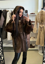 Kép betöltése a galériamegjelenítőbe: 8811-1 BARBARA nerc hatású műszőr kabát
