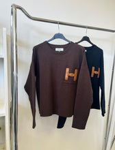 Kép betöltése a galériamegjelenítőbe: 85748 HENNA oversized kötött pulóver
