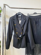 Kép betöltése a galériamegjelenítőbe: 5022 RITA blézer +szoknya szett övvel
