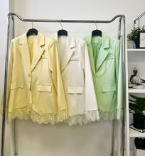 Kép betöltése a galériamegjelenítőbe: 45305 SASSY blézer csipke diszítéssel
