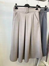 Kép betöltése a galériamegjelenítőbe: 3316 DORINA öves, zsebes szoknya
