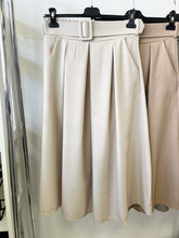 Kép betöltése a galériamegjelenítőbe: 3316 DORINA öves, zsebes szoknya
