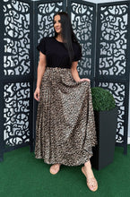 Kép betöltése a galériamegjelenítőbe: 37726 LINDA ocelot pliszírozott szoknyás ruha
