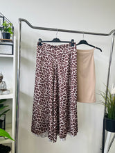 Kép betöltése a galériamegjelenítőbe: 4359 MINERVA leopard  EXTRA bőszárú szatén nadrág
