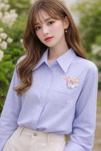 Kép betöltése a galériamegjelenítőbe: 239 MERIL csíkos ing hímzéssel
