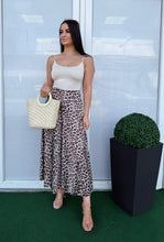 Kép betöltése a galériamegjelenítőbe: 4359 MINERVA leopard  EXTRA bőszárú szatén nadrág
