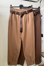 Kép betöltése a galériamegjelenítőbe: 7395 LILLA öves gombos szárú nadrág
