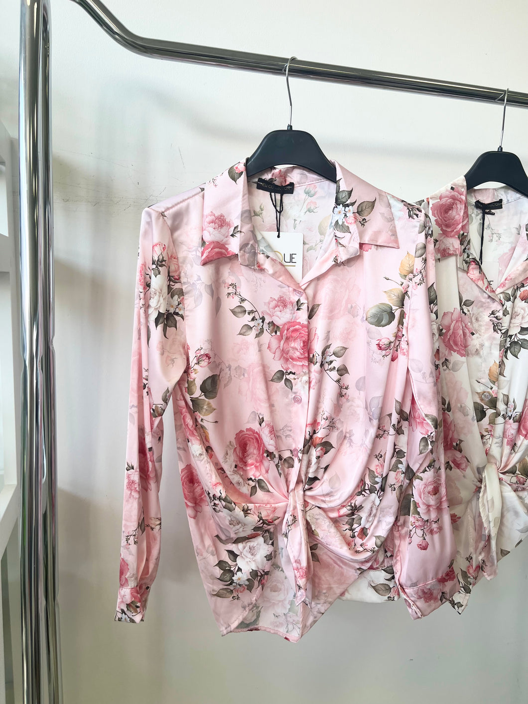 7988 RÓZSÁS VIRÁGOS szatén blúz