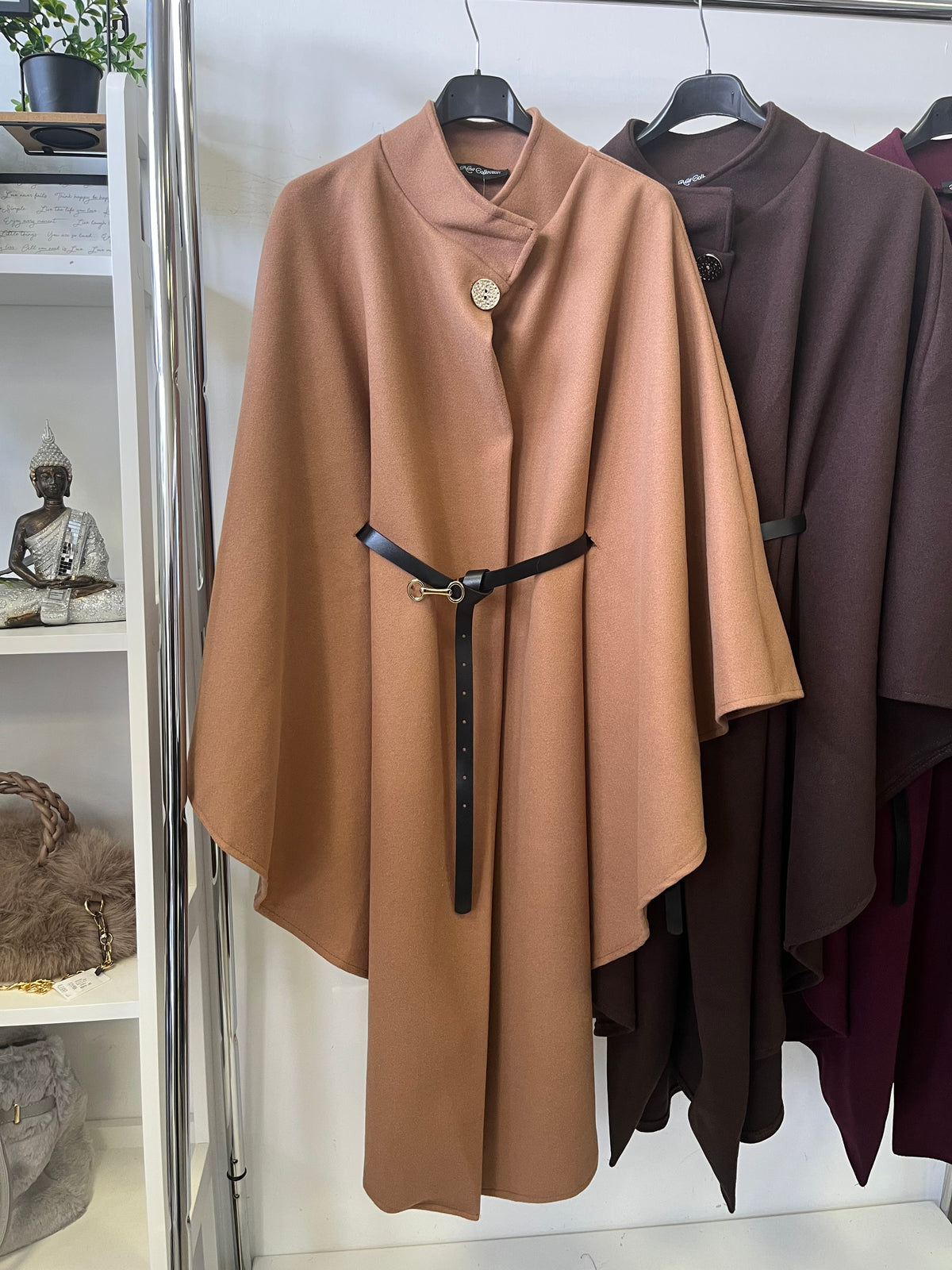 26388 AMORA elegáns hosszú poncsó övvel