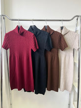 Kép betöltése a galériamegjelenítőbe: 8113 LILI fonott mintás rövid ujjú kötött ruha
