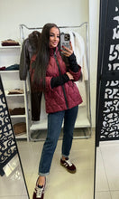 Kép betöltése a galériamegjelenítőbe: 88897 ZOÉ passzés ujjú steppelt kabát
