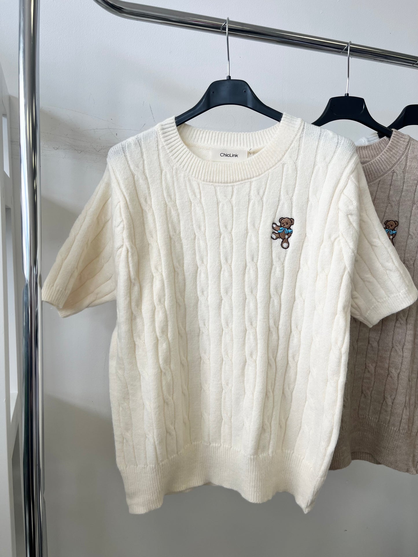 85739 ALPHA fonott mintás rövid ujjú maci 🧸 hímzéssel