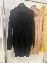 Kép betöltése a galériamegjelenítőbe: CORY kötött ruha
