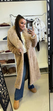 Kép betöltése a galériamegjelenítőbe: 230121 HELENA műszőrme bunda

