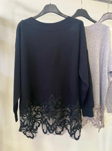 Kép betöltése a galériamegjelenítőbe: 85817 JANA csipke aljú kötött felső
