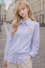 Kép betöltése a galériamegjelenítőbe: 239 MERIL csíkos ing hímzéssel
