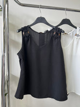 Kép betöltése a galériamegjelenítőbe: 12573 CAMILLA felső fa karika dísszel
