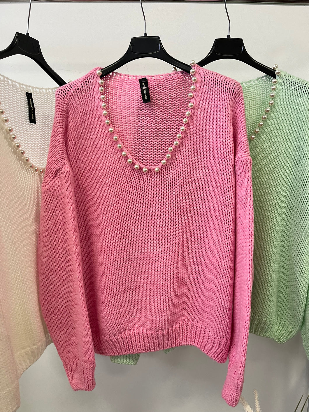 3637 GIGI V nyakú gyöngyös pulóver