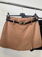 Kép betöltése a galériamegjelenítőbe: 43362 DENY öves szoknya/sort
